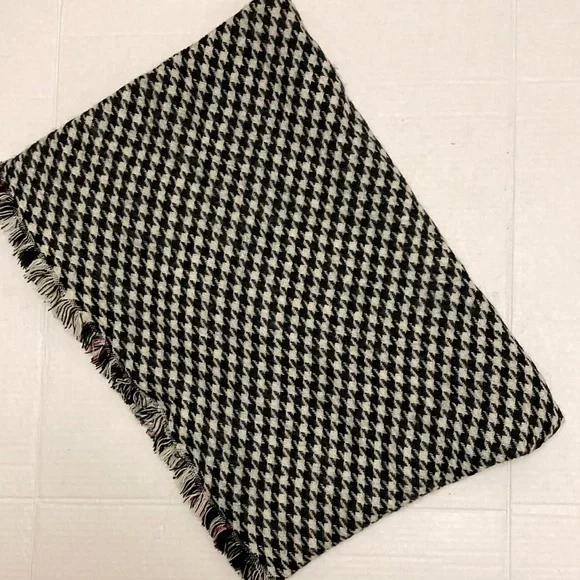 🎉10 for $10🎉ICING Reversible Shawl/Scarf. - Picture 3 of 8